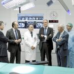 El presidente Camps con el conseller Cervera y el alcalde de Elx, además de parte del equipo médico