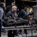 Efectivos forenses llevan el cuerpo de Mark Madoff, hijo del inversor condenado por estafas multimillonarias Bernard Madoff, del edificio donde fue encontrado muerto en Nueva York, EEUU
