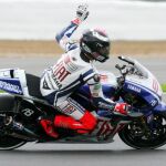 Lorenzo saluda a los aficionados al término de la sesión clasificatoria