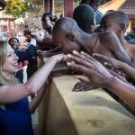 Chelsea Clinton en un viaje que realizó a África en 2013 junto a su padre