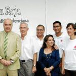 Blasco junto a los voluntarios de la Cruz Roja, entre ellos, Carlos Ortega, el valenciano que irá a Pakistán