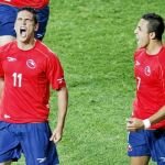 Mark González, ex jugador del Betis, Albacete y Real, celebró con rabia el gol que marcó a Suiza ante la atenta mirada de Alexis Sánchez