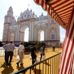 Luces, toros y rebujito dan la bienvenida a la feria anticipada de Sevilla