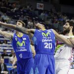 Los jugadores del Movistar Estudiantes Van Lacke (i) y Simpson (c) pelean un rebote con Shengelia, del Laboral Kutxa Baskonia
