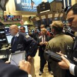 Varios agentes trabajan en el parqué de la Bolsa de Nueva York en una jornada marcada por las elecciones y la reunión de la Reserva Federal