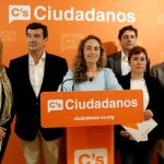 Carolina Punset (c) durante la rueda de prensa donde ha presentado a los candidatos a las tres provincias de la Comunidad. de I a D, Cristina Gabarda (Castellón), Fernando Giner (Valencia), Carolina Punset (presidencia de la Generalitat), Emigdio Tormo (Alicante), Mercedes Ventura (Castellón) y Jose Luis Cifuentes (Alicante).