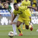 El delantero el Villarreal Uche (i) trata zafarse del ururguayo Gunino.