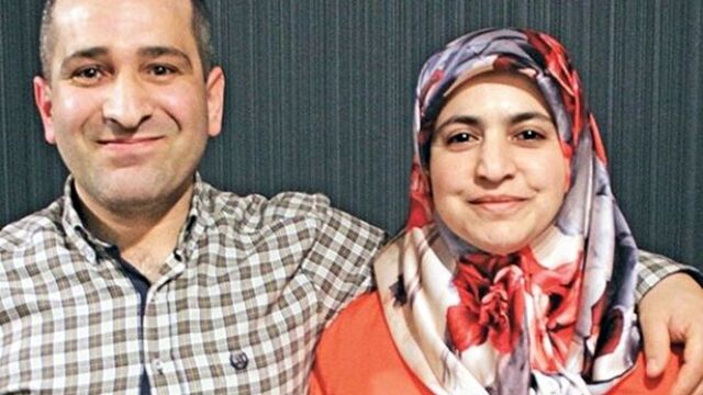 Bulent Sonmez junto a su esposa