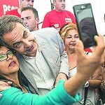 El ex presidente se hace un selfie con una asistente