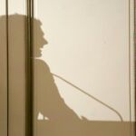 La sombra de Albert Rivera, ayer, durante un desayuno informativo en Madrid