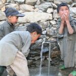 La iniciativa humanitaria, llevada a cabo desde 2001 por Sebastián Alvaro, y la asociación Sarabastall, está destinado a favorecer el desarrollo y mejorar la calidad de vida de este poblado, situado a los pies del K1