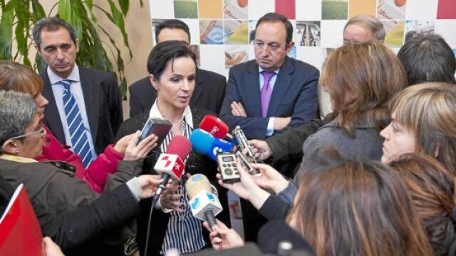 La consejera Silvia Clemente atiende a los medios en Miranda de Ebro, ante la atenta mirada de Pedro Sanz