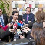 La consejera Silvia Clemente atiende a los medios en Miranda de Ebro, ante la atenta mirada de Pedro Sanz