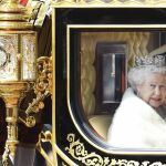 La reina Isabel II de Inglaterra y su marido, el duque de Edimburgo (detrás), a su llegada al Palacio de Westminster en un coche de caballos para la apertura solemne de la nueva legislatura en Londres