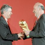 Ángel María Villar y Vicente del Bosque, con la Copa del Mundo