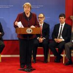 La presidenta chilena, Michelle Bachelet, pronuncia un discurso después de firmar una serie de medidas administrativas para la transparencia