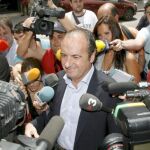 El presidente de la Diputación y del PP de Alicante, José Joaquín Ripoll rodeado de informadores, a su llegada a los juzgados de Orihuela (Alicante)