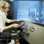 La presidenta de la Comunidad visitó ayer el Centro Integrado de FP Profesor Raúl, en Puente de Vallecas