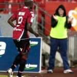 El delantero camerunés del RCD Mallorca, Achille Webó, celebra su gol, segundo de su equipo