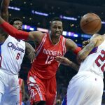 DeAndre Jordan (i) de Clippers ante Dwight Howard (c) de Rockets