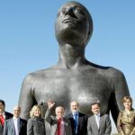El escultor Antonio López posó delante de «La mujer de Coslada»