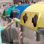 Una joven recicla una lata, con el objetivo de preservar el medio ambiente