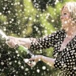 Arriba, Angela Kelly, ganadora del mayor premio de lotería británico.