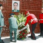 Agentes de la Guardia Civil y la Ertzantza homenajean a Piñuel el día de su funeral en mayo de 2008