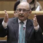 El ministro de Hacienda, Cristóbal Montoro, durante su intervención en el pleno del Senado