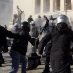 Varios anarquistas se enfrentan a los antidisturbios durante una protesta ayer en la Universidad de Atenas