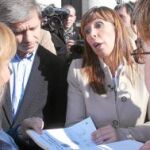 La candidatadel PP toma nota de las quejas de la los padres