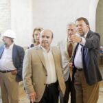 Alfredo Sánchez Monteseirín le hace indicaciones a pie de obra a Gaspar Zarrías ante Juan José López Garzón y Carmen Hermosín