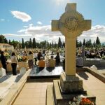 No faltaron los corrillos de familiares y amigos alrededor de las tumbas de los que ya no están