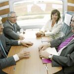 Blanco, ayer durante el trayecto con Barreda, la alcaldesa de Albacete y el presidente de Renfe