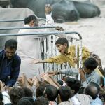 Un grupo de mujeres espera para recibir ayuda en Sukkur, al sur de Pakistán