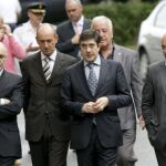 El lehendakari, Patxi López (2d), acompañado del por el consejero vasco de Interior, Rodolfo Ares (i), y el consejero de Interior y al alcalde de Arrigorriaga, Alberto Ruiz de Azua (2i), a su llegada al lugar del atentado