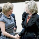 La ministra de Defensa, Carme Chacón, con la secretaria de Estado, Hillary Clinton, ayer en Bruselas