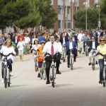 Rajoy con Cifuentes y Aguirre montando en bici por Madrid Río