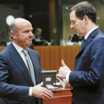 El ministro de Economía, Luis de Guindos, ayer, con su homólogo británico