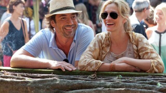 Bardem y Roberts en una escena de «Come, reza, ama»