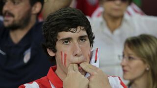 Un aficionado del Athletic pita durante el himno