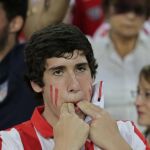 Un aficionado del Athletic pita durante el himno