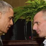 Barack Obama conversa con el ministro griego de Finanzas, Yanis Varufakis, ayer jueves en la Casa Blanca.