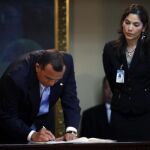 El presidente de Honduras, Porfirio Lobo, firmana un documento en el palacio presindencial, Tegucicalpa