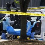 Los técnicos trasladan los cuerpos de los dos individuos que perpetraron un ataque ayer en Garland (Texas).