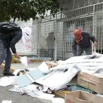 Miembros de la Coordinadora Nacional de Trabajadores de la Educación (CNTE) sacan material electoral de las instalaciones del Instituto Nacional Electoral (INE)
