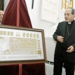 El arzobispo de Sevilla, Juan José Asenjo, contempla el cupón dedicado a Madre María de la Purísima