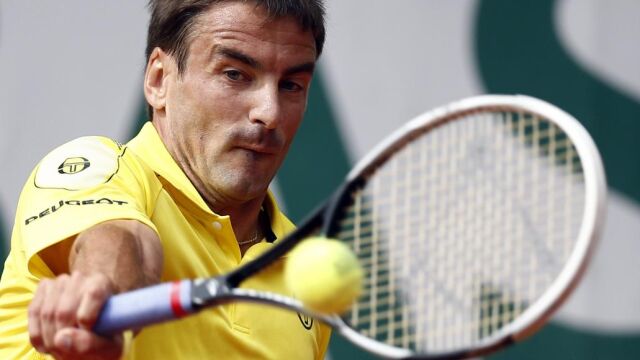 Tommy Robredo golpea una pelota de revés
