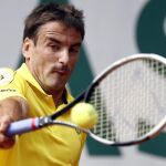Tommy Robredo golpea una pelota de revés