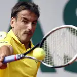 Tommy Robredo golpea una pelota de revés